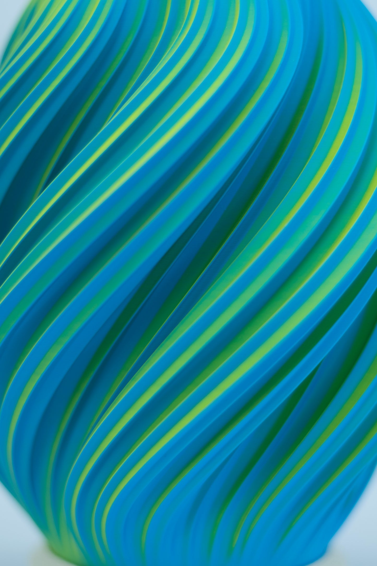 Centauri - lámpara de mesa bicolor, geometría que cobra vida